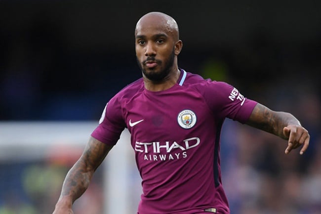 Fabian Delph trong màu áo của Man City