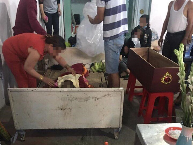 Chị T.A, mẹ cháu bé khóc nghẹn bên thi thể con
