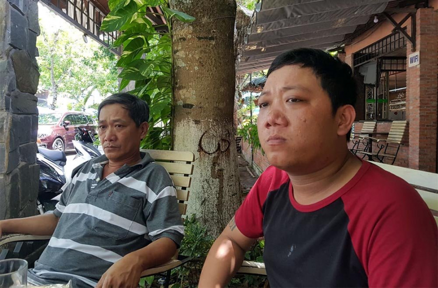 Anh Duyên (áo đỏ đen) đau lòng kể lại sự việc