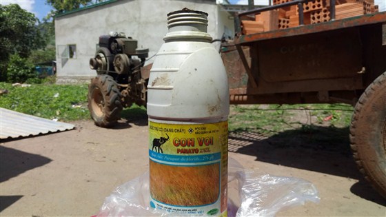 Chai thuốc nạn nhân uống được phát hiện tại hiện trường 