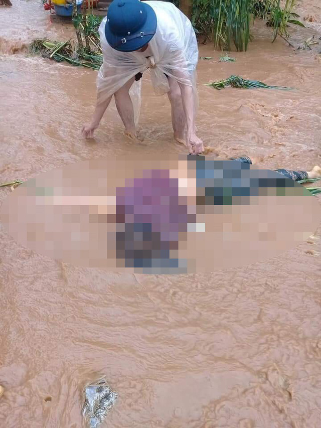 Thi thể những nạn nhân bị thiệt mạng trong cơn lũ lớn vừa qua
