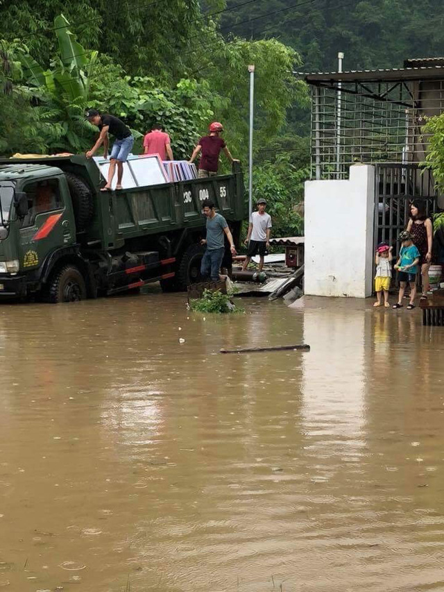 Những người dân bị mắc kẹt vẫn phải chờ đợi lực lượng cứu hộ tới ứng cứu để di chuyển đến nơi an toàn