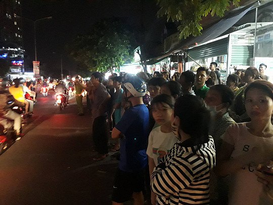 Rất đông người dân hiếu kỳ tập trung tại nơi xảy ra vụ việc