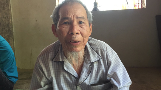 Ông Lụa, chồng bà Cụt thừa nhận mình đã trói vợ lại rồi bảo cháu dâu xích bà ra vườn để bà không đập phá đồ đạc và cho mát mẻ