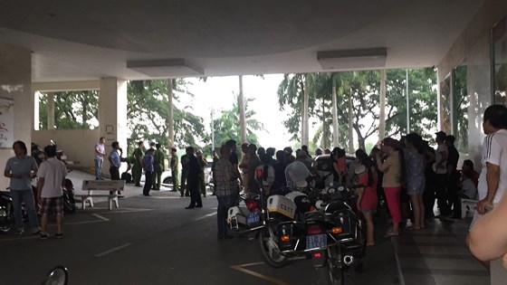 Người dân hiếu kỳ tập trung theo dõi vụ việc