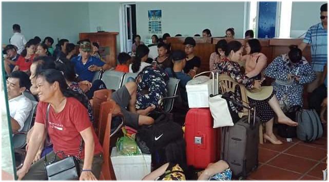 Nhiều người mệt mỏi chờ tàu để có thể trở về đất liền