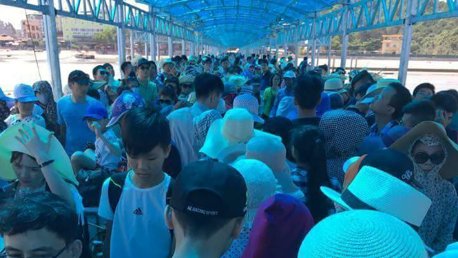 Hơn 5.000 hành khách đã kẹt lại tới ngày thứ 2 trên đảo