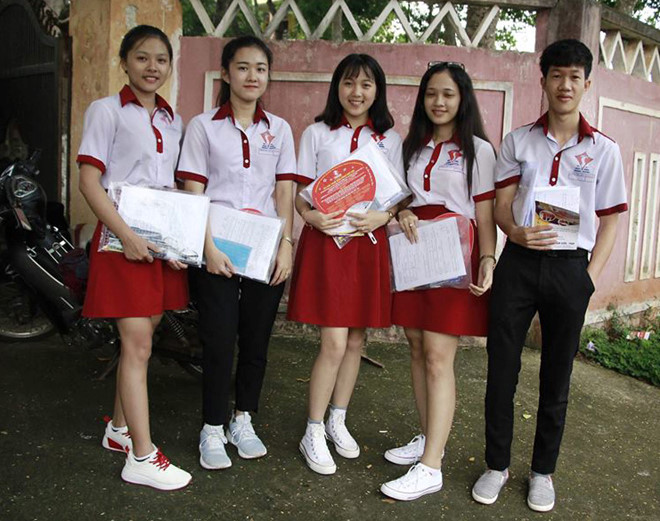 Vi đã làm quen và sử dụng chân giả, em đứng cùng các bạn mình sau giờ thi