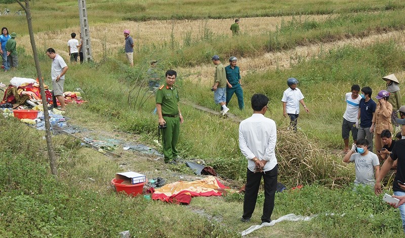 Công an đang khám nghiệm và thu dọn hiện trường