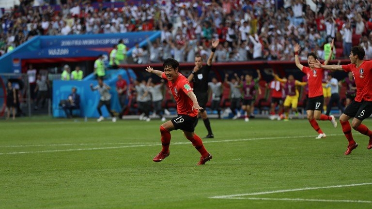 Kim Young-Gwon và Son Heung-Min, những người hùng của xứ sở kim chi đã ghi bàn với tỷ số 0-2 đã giúp Mexico thoát khỏi mối nguy hiểm này và có cơ hội đi tiếp.