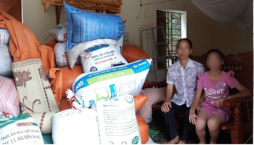 Mẹ con chị Hương trong căn nhà được anh em dựng tạm để sống