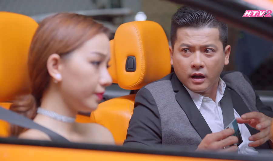 Công hốt hoảng và ngạc nhiên khi được người tình cho chiếc thẻ NH có tận 200 triệu
