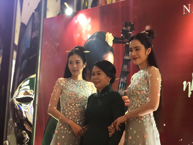 Nam Em cùng mẹ và chị gái song sinh có mặt tại buổi ra mắt album