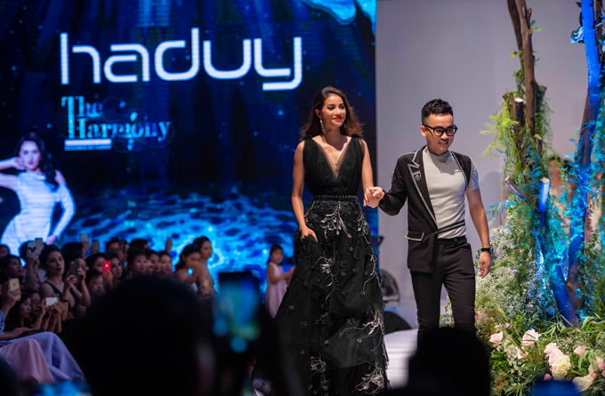 Mặc dù thông báo vedette của show là Hương Giang và Phạm Hương, tuy nhiên cuối cùng NTK Hà Duy chỉ dắt tay Hương Giang ra sàn diễn