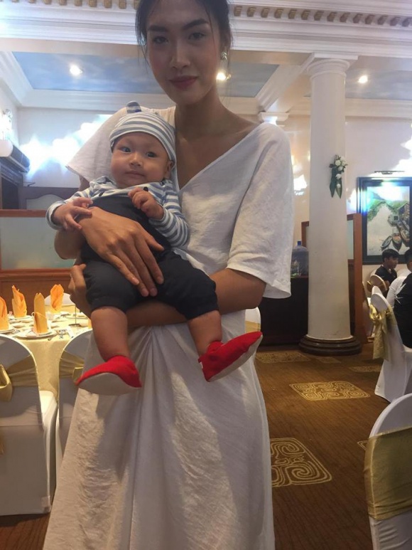 Cậu bé con được bố mẹ cho ra mắt mọi người trong buổi tiệc cưới