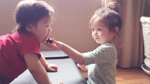 Cadie còn thể hiện tình cảm với em trai nhỏ Alfie Túc Mạch