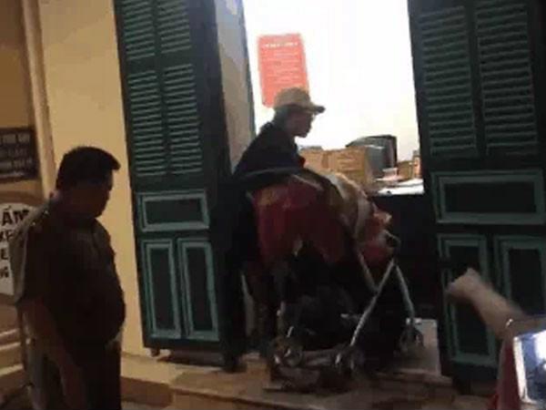 Trước đó, đêm tối ngày 29/6, Bella phải nhờ tới sự trợ giúp của CA phường Hàng Trống vì bị người dân vây đánh