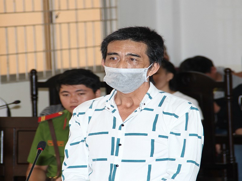 Đối tượng Võ Văn Nang Lớn tại tòa. Do bị bệnh nên bị cáo đeo khẩu trang