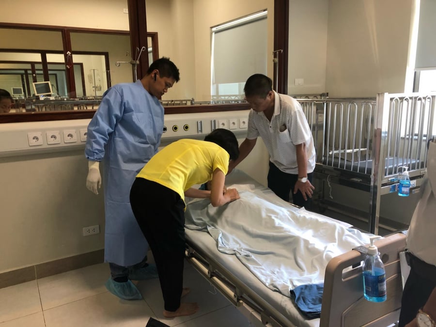 Chị Vân, mẹ Vân Nhi nhìn con lần cuối trước khi cán bộ Ngân hàng Mắt thực hiện lấy giác mạc của em để cứu những bệnh nhân khác theo di nguyện của bé.