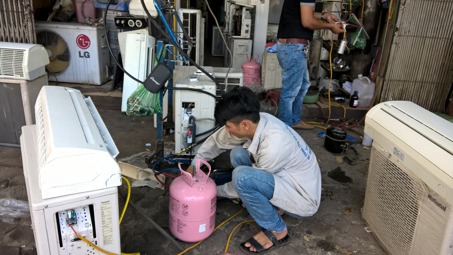 Những ngày này, các cơ sở sữa chữa, lắp đặt điều hòa đều quá tải, thậm chí còn bị khách 