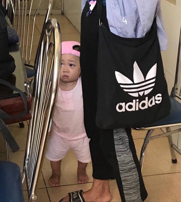 Con trai Bella ngoan và khỏe mạnh tuy nhiên người mẹ này không cho ai đụng vào con mình kể cả cán bộ trung tâm