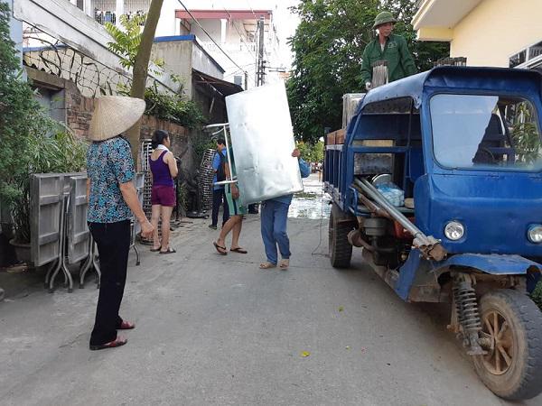 Người nhà đang chuẩn bị tang lễ cho chị H. tại ngôi nhà của chị ở Trung Giã, Sóc Sơn