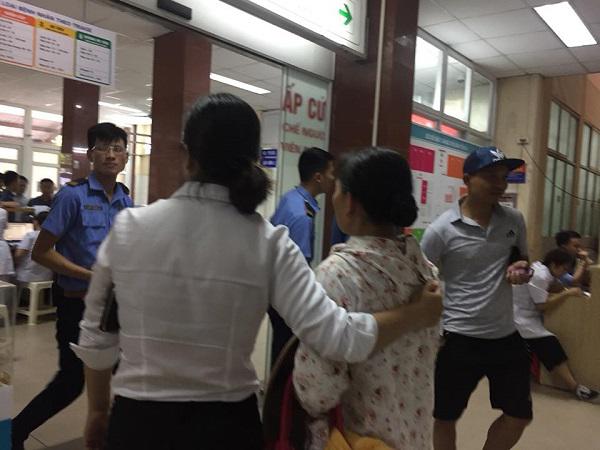 Người nhà chị H. và cháu N. ngóng trông tin tức của em N. vẫn còn phải nằm trong phòng Cấp cứu