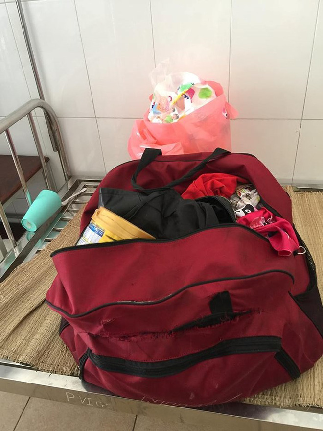 Chiếc túi đựng đồ đạc của 2 mẹ con rất nặng, thậm chí còn được Bella để lên người đứa trẻ trên xe đẩy