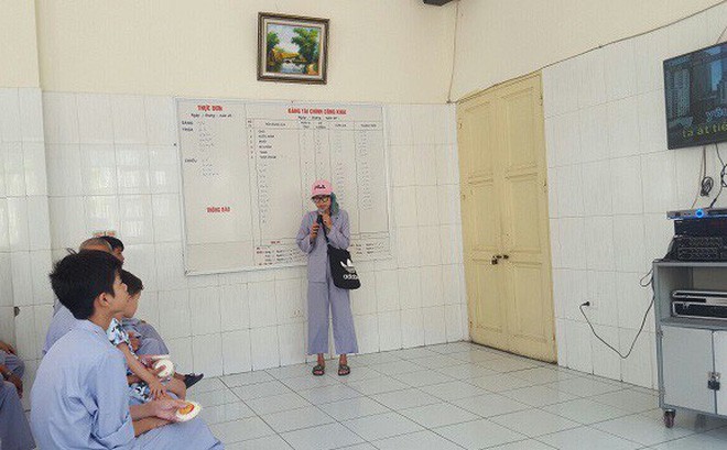 Cô gái này thậm chí còn nhận mình là ca sĩ và nói rằng hát miễn phí cho mọi người nghe