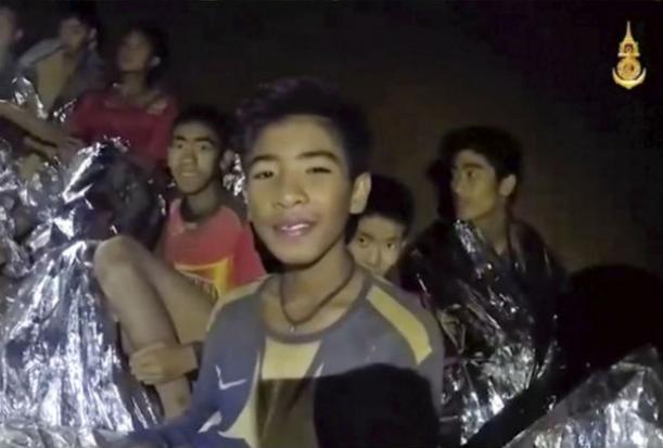 Các cậu bé có thể được đưa ra ngoài ngay hôm nay nếu như mọi thứ cho phép. Tuy nhiên, người đứng đầu tỉnh Chiang Rai, ông Osottanakorn cho hay, sẽ khó khăn nếu muốn đưa các cậu bé này ra ngoài sớm