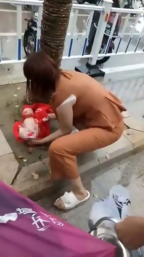 Em bé bị bà ngoại thẳng tay ném xuống đường vì con gái sinh ngoài ý muốn. Sau đó, em được người dân đặt vào một chiếc chăn trước khi một y tá bế em vào bệnh viện cấp cứu