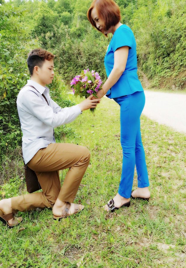 Cả 2 nên duyên từ bó hoa mua rừng giản dị nhưng chứa chan tình cảm chân thành