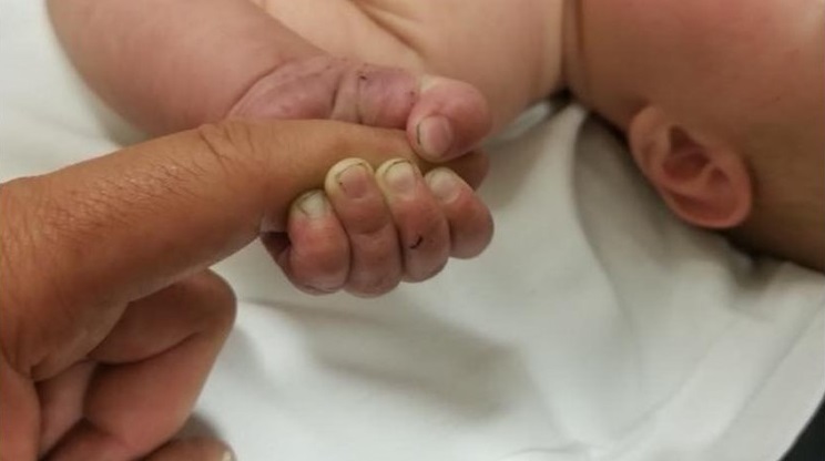 Em bé đã sống sót như một phép màu sau khi bị chôn 9 tiếng đồng hồtrên núi trong cái lạnh 7 độ 