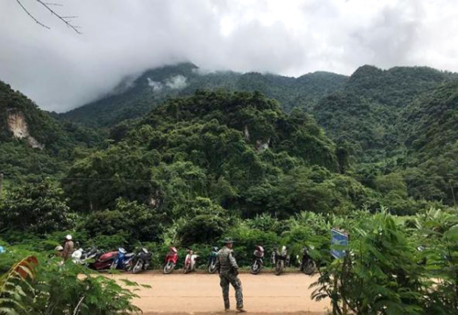 Chiến dịch giải cứu đội bóng nhí ngày thứ hai diễn ra trong điều kiện thời tiết mưa nhỏ, tuy nhiên vẫn thuận lợi cho việc cứu hộ.