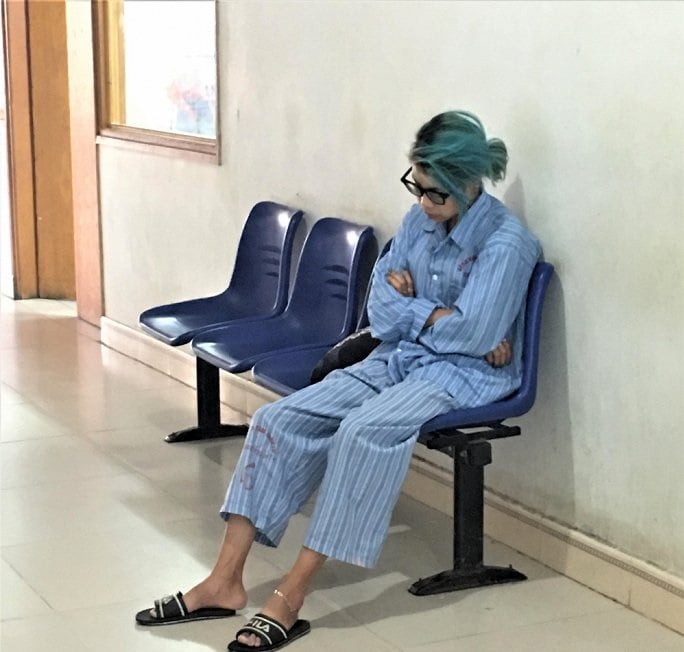 Bella ngồi ngủ gật tại hành lang Bệnh viện Tâm thần Trung ương I