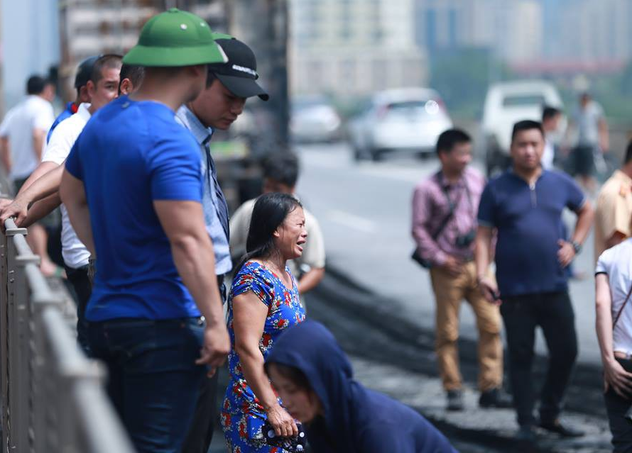 Người nhà nạn nhân khóc đau đớn tại hiện trường khi con cháu mình chết thảm