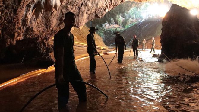 Ngay sau khi cậu bé cuối cùng được giải cứu khỏi hang, máy bơm chính bỗng nhiên ngừng hoạt động khiến lực lượng cứu hộ phải nhanh chóng thoát khỏi hang để tránh bị kẹt lại như 13 con người trước đó