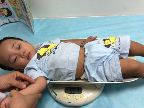 Trước đó, vợ chồng Hằng đã đưa cậu bé đi kiểm tra. Dù bị mẹ tha lôi khắp nơi nhưng Peter vẫn tăng cân đều