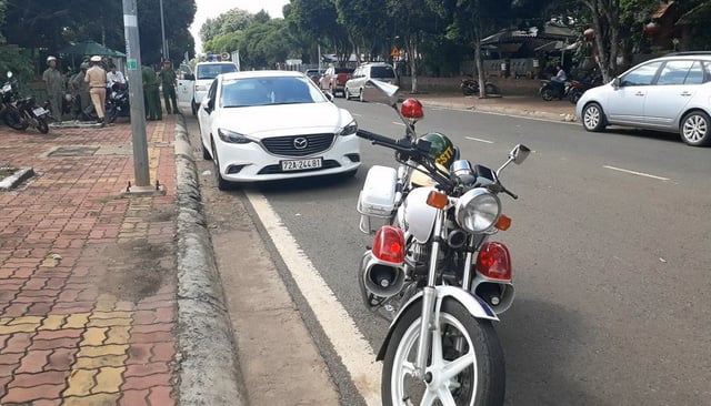 Chiếc xe đỗ không đúng nơi quy định đã bị tổ công tác xử lý và đưa về trụ sở