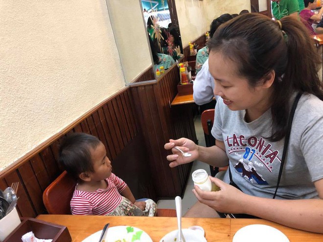 Vợ chồng chị Phương dồn hết tình yêu cho em bé Pàng, chỉ mong bù đắp cho con những tháng ngày con không được đủ đầy
