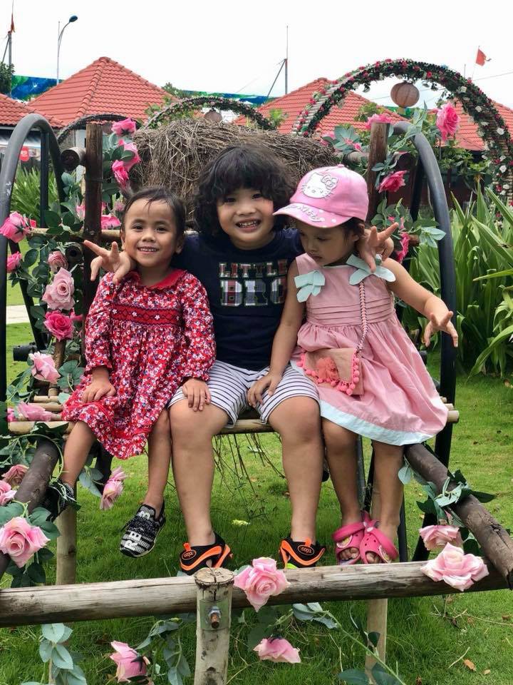 Pàng vui vẻ bên cạnh 2 người chị mới của mình