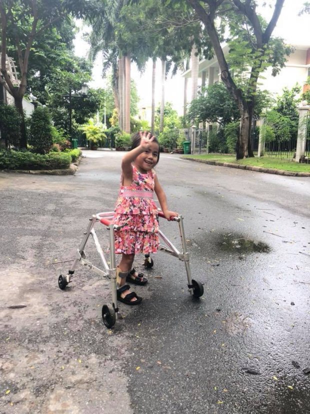 Hình ảnh bé Pàng được đứng trên chính đôi chân của mình khiến nhiều người xúc động