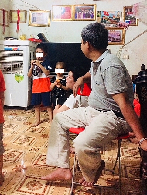 Cháu H. vui vẻ khi được chơi cùng các em