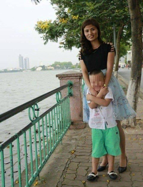 Chị Hương đã đưa cháu M. về nhà anh Sơn, chị Hiền để con được tiếp xúc dần với cha mẹ đẻ
