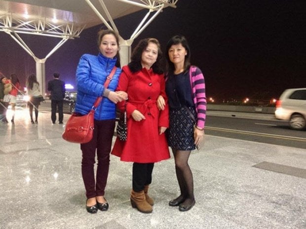 Bà Hạnh (giữa) (mẹ nuôi chị Trang) hạnh phúc khi tìm được con gái ruột