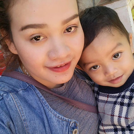 Cô gái trẻ làm đủ mọi việc để có thể nuôi nấng 2 đứa con mà cô hết lòng yêu thương