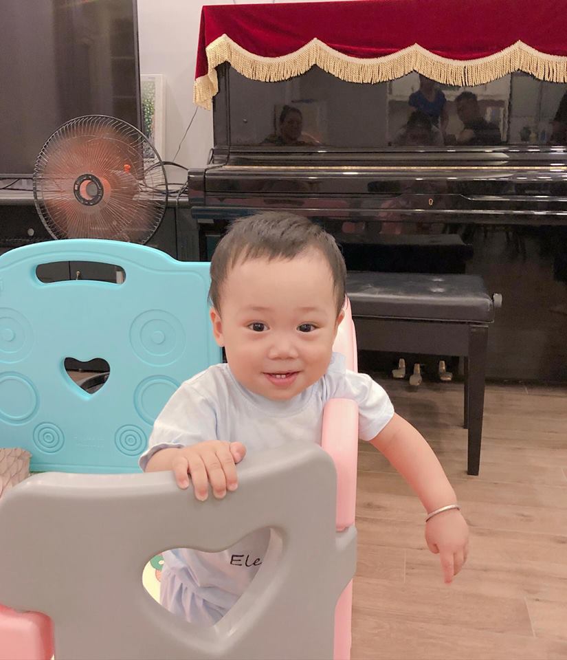 Hình ảnh mới nhất của cậu bé Peter trắng trẻo, khoe răng thỏ khiến nhiều người thở phào nhẹ nhõm