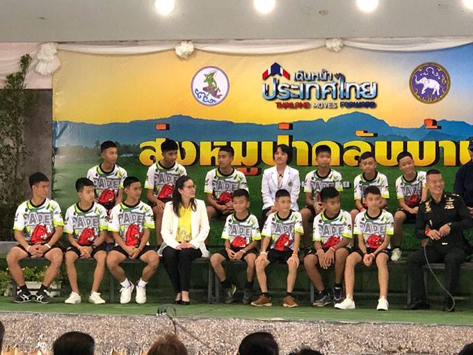 Các thành viên đội bóng nhí trong buổi họp báo diễn ra vào ngày 18/7