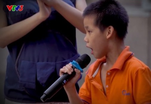 Bé Tân tìm thấy mẹ sau 3 năm bị thất lạc nhờ hát đôi cùng nghệ sĩ Trường Giang