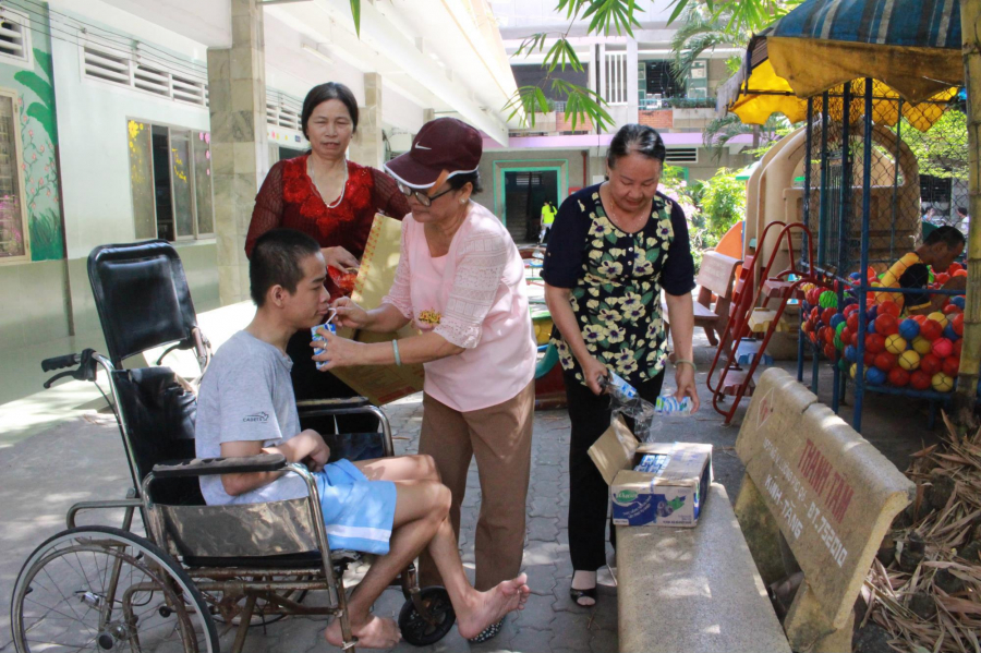 Trung tâm Bảo trợ Trẻ tàn tật Mồ côi Thị Nghè là nơi sinh sống của hàng chục đứa trẻ mồ côi lại mắc nhiều căn bệnh quái ác